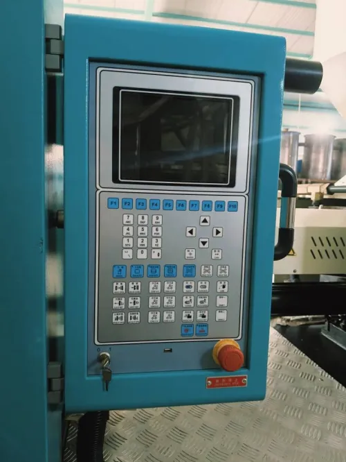 MACHINE INJECTIN  MARQUE  FHJ