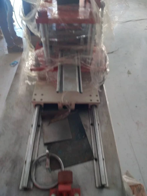 MACHINE, PROFILEUSE POUR LAME RIDEAU MÉTALLIQUE /1/