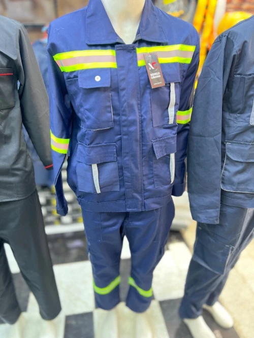 Tenue de travail , combinaison, chaussures de sécurité, gants , casque