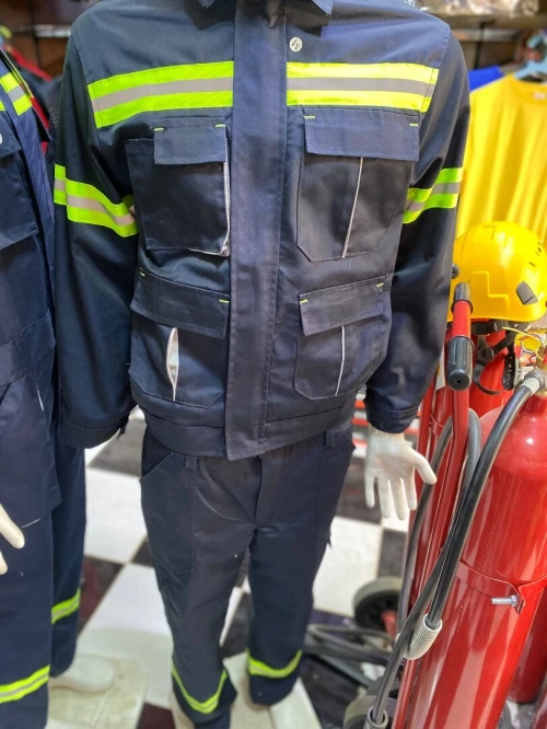 Tenue de travail , combinaison, chaussures de sécurité, gants , casque