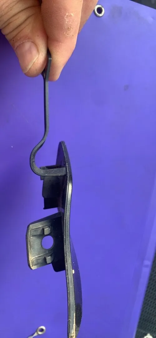 Cache trou de par choc 