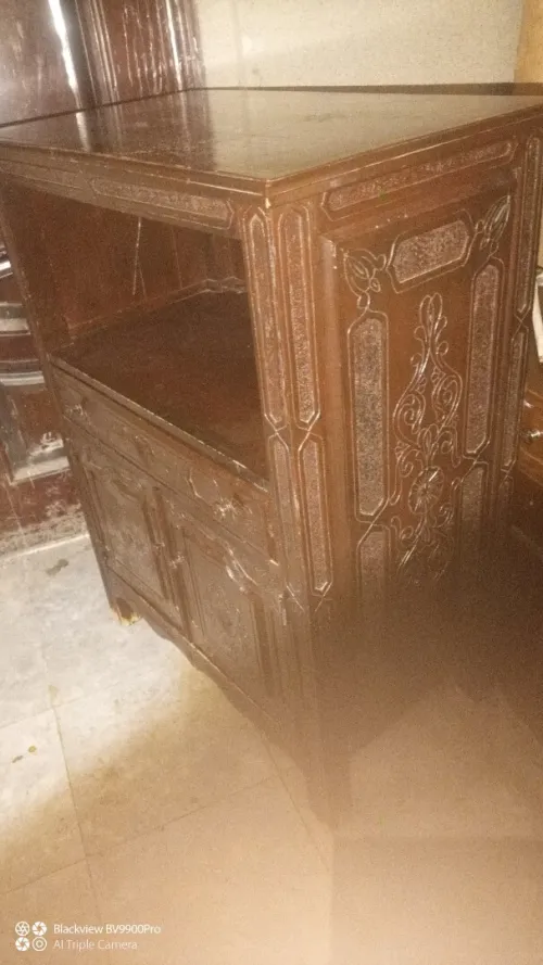 table ronde avec pouf et commande sculpté bois noble hêtre massive style ancien et range magazine 