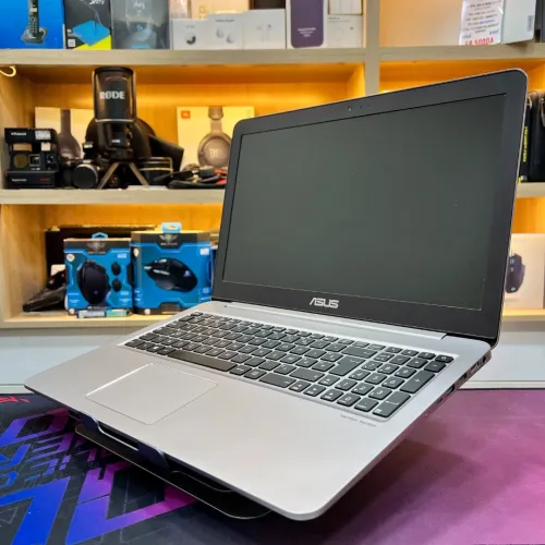 ASUS ZENBOOK UX510 I7 7500U NVIDIA GTX 950 8GB RAM 128GB SSD + 1TB SSD 