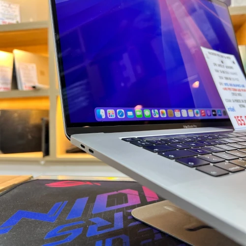 MACBOOK PRO 2019 TB 16 POUCES I7 16GB RAM 512GB SSD AMD RADEON PRO 5300M 4GB VRAM 