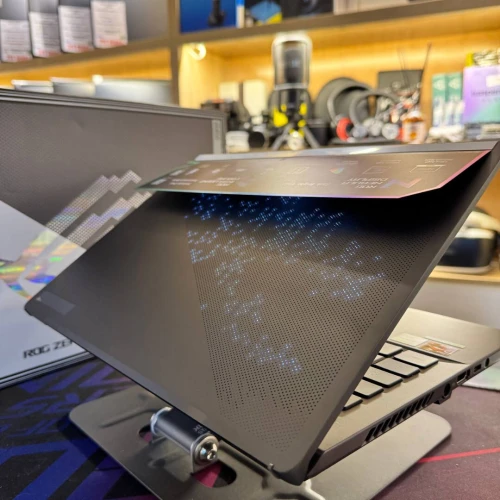 ASUS ROG ZEPHYRUS G14 AMD RYZEN 7 7735HS NVIDIA RTX 4060 32GB RAM 512GB SSD ECRAN 14 QHD 165HZ