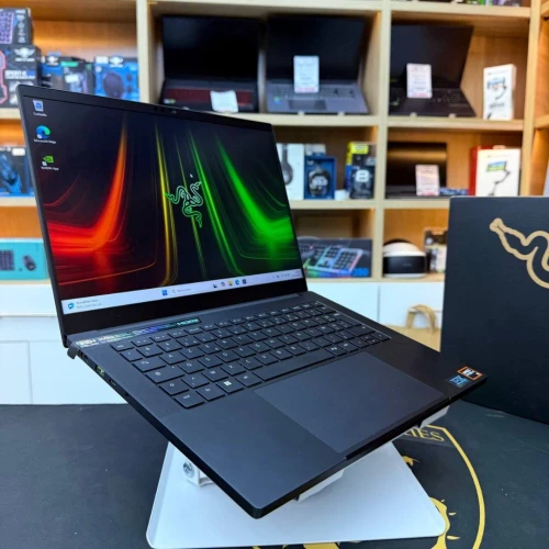 RAZER BLADE 14 AMD RYZEN 9 8945HS NVIDIA RTX 4070 32GB RAM 1TB SSD ECRAN 14 QHD+ 240HZ