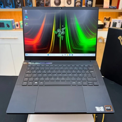 RAZER BLADE 14 AMD RYZEN 9 8945HS NVIDIA RTX 4070 32GB RAM 1TB SSD ECRAN 14 QHD+ 240HZ