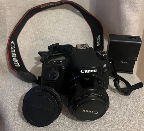 Canon EOS 77D + Objectif 50 Mm + Carte 128 Go + 2 Batteries