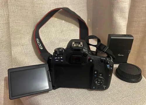 Canon EOS 77D + Objectif 50 Mm + Carte 128 Go + 2 Batteries