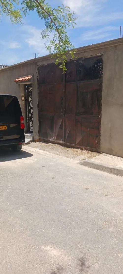 Portail de garage on tres bon etat 
