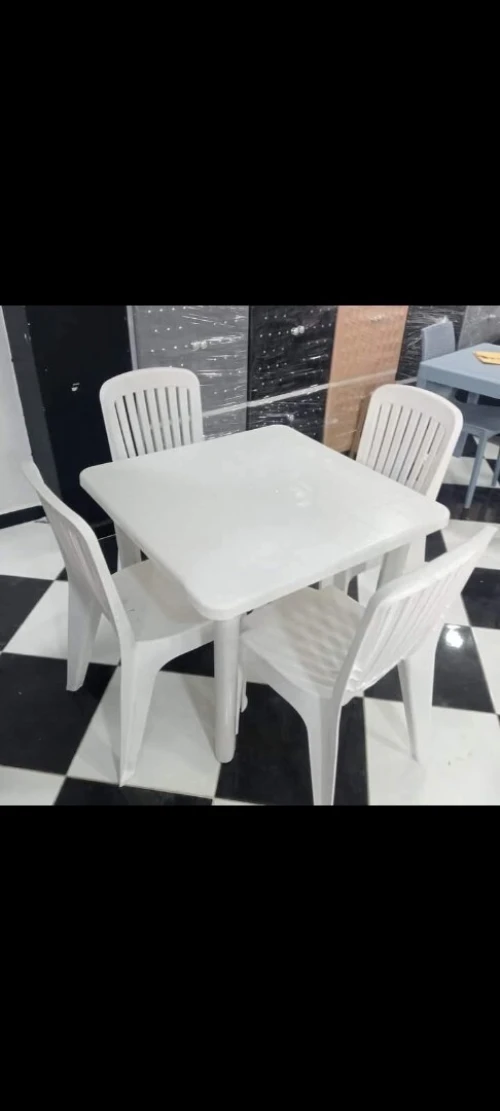 Table blanche en plastique
