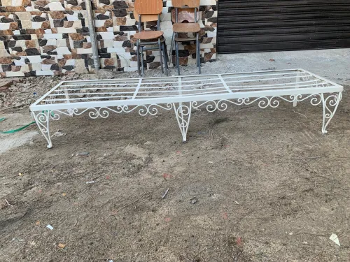 Table ou métal et trois lits ou métal