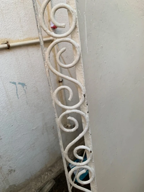 Table ou métal et trois lits ou métal