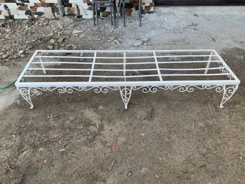 Table ou métal et trois lits ou métal