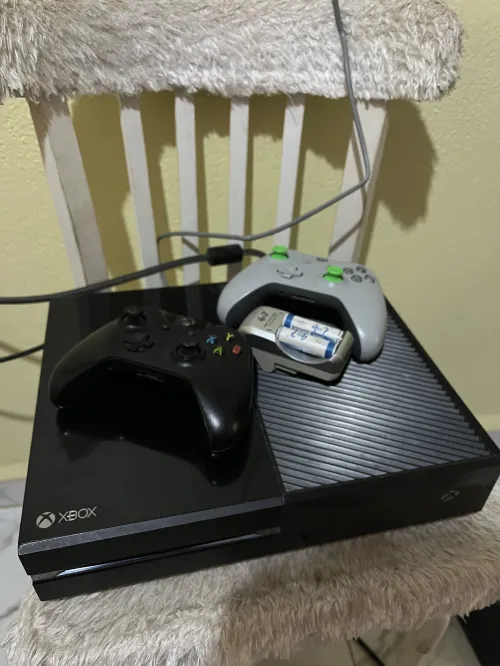 Xbox one ndif 512g m3a 2manate w les pilss b charger ta3hmW cd gta 6