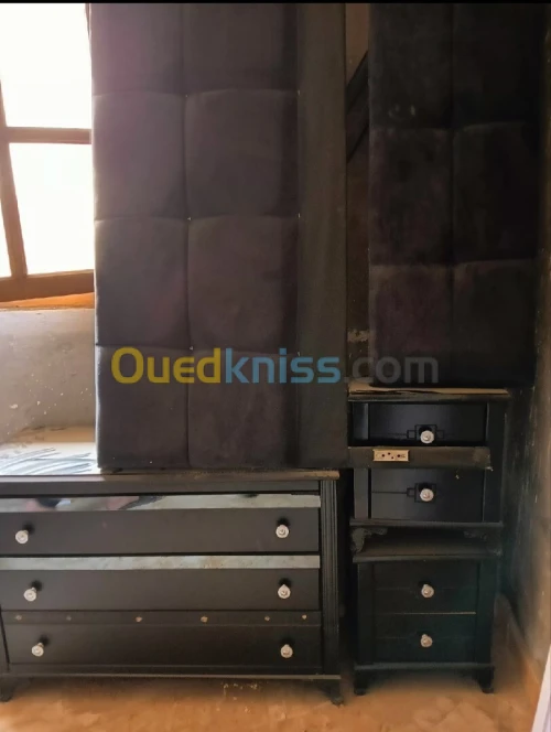 Chambre  (contour de lit +coiffeuse+2 table de nuit (