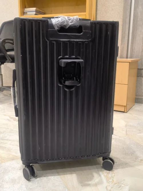 Une valise noire (28 pouces)
