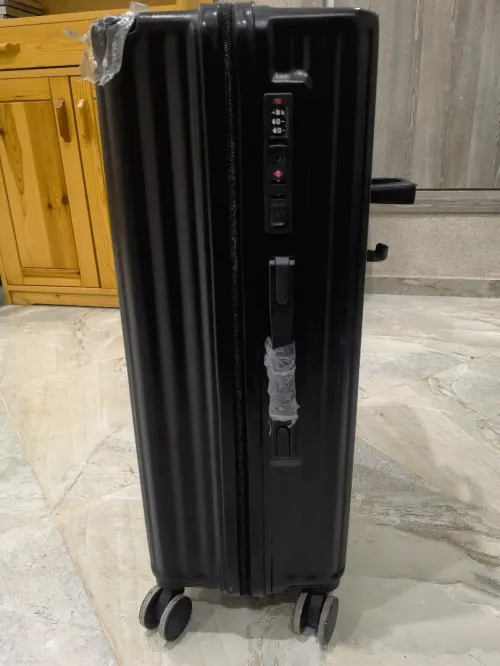 Une valise noire (28 pouces)