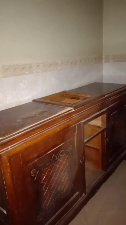 Table et bahut ancien ( années 1950 )