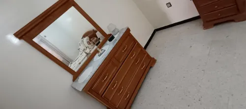 Vente chambre à coucher et deux commode plus grand commode avec miroir et un grand lit grande