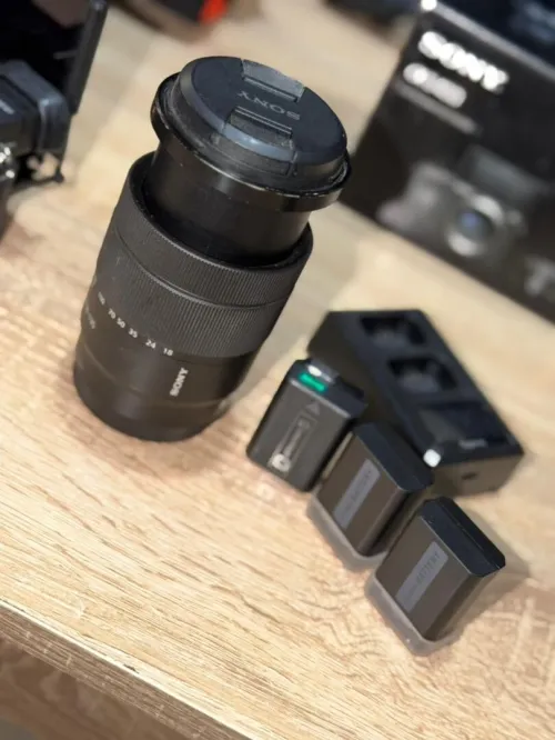 Sony A6400 Noir + Objectif E PZ 16-50 mm f/3.5-5.6 OSS + Objectif E 18-135 mm f/3.5-5.6 OSS + chargeur externe + 2 batterie + Sacoche
