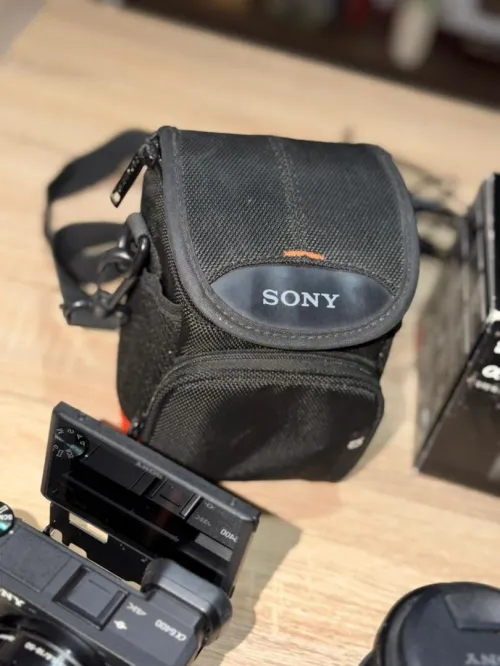 Sony A6400 Noir + Objectif E PZ 16-50 mm f/3.5-5.6 OSS + Objectif E 18-135 mm f/3.5-5.6 OSS + chargeur externe + 2 batterie + Sacoche