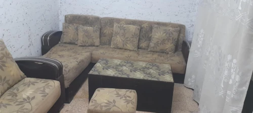 vendre canape de forme L et un autre 3 places avec une table et un tabouré