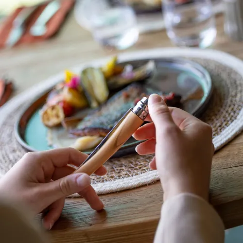 OPINEL couteau effilé N 08 bois olivier - nouvelle version 