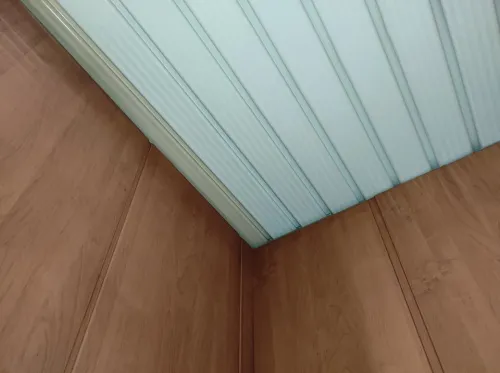 Faux Plafond blanc en Aluminium & Menuiserie Aluminium