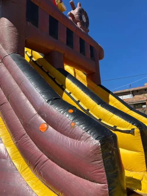 Grand toboggan gonflable style bateau pirate