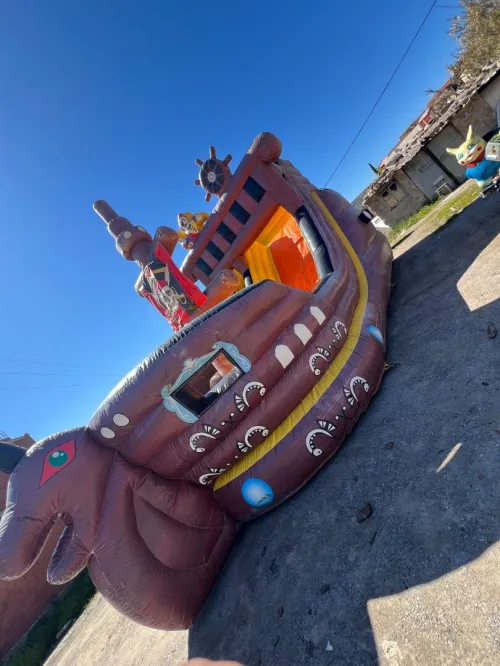 Grand toboggan gonflable style bateau pirate