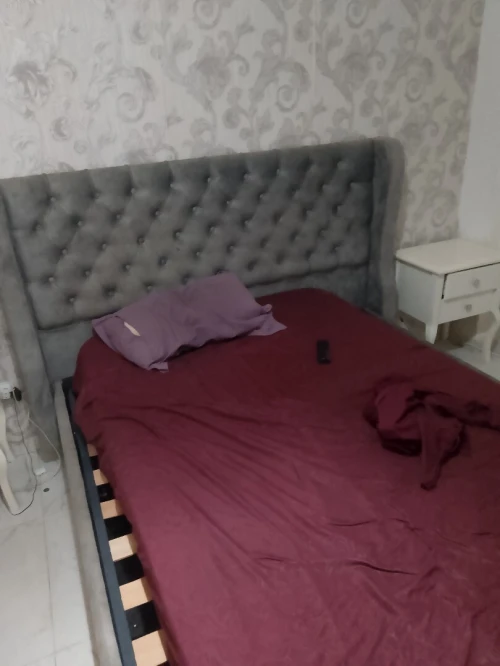 Lit cofret avec deux tables de nuit