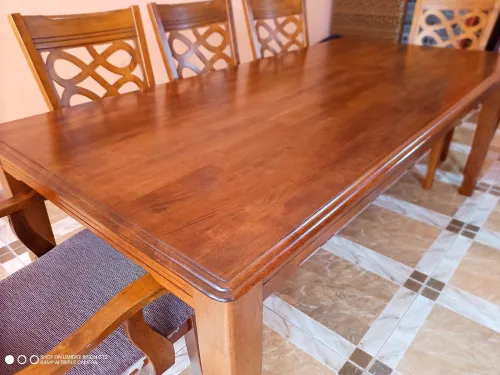 Table bois Malaisie 9/10 avec 8 chaises .  mesures 198/95