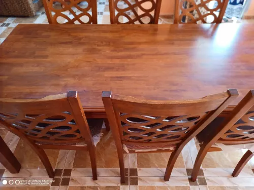 Table bois Malaisie 9/10 avec 8 chaises .  mesures 198/95