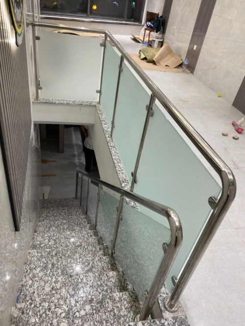 Rampe d'escalier en inox garde corps en inox et verre cabine de douche moderne