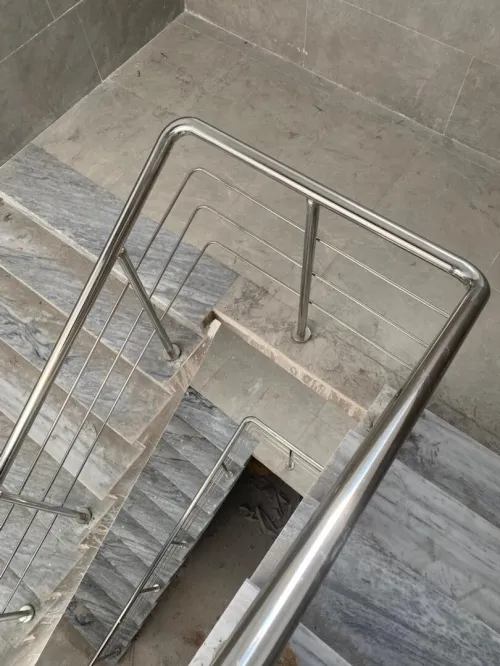 Rampe d'escalier en inox garde corps en inox et verre cabine de douche moderne