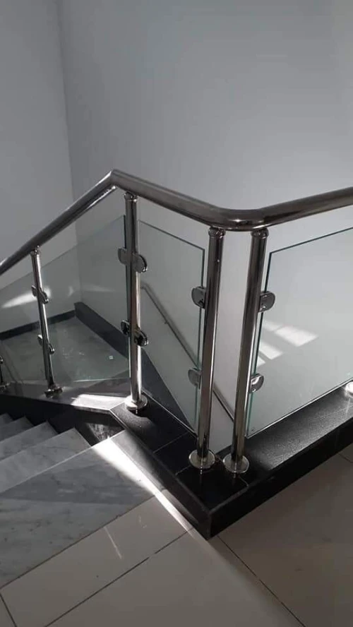 Rampe d'escalier en inox garde corps en inox et verre cabine de douche moderne