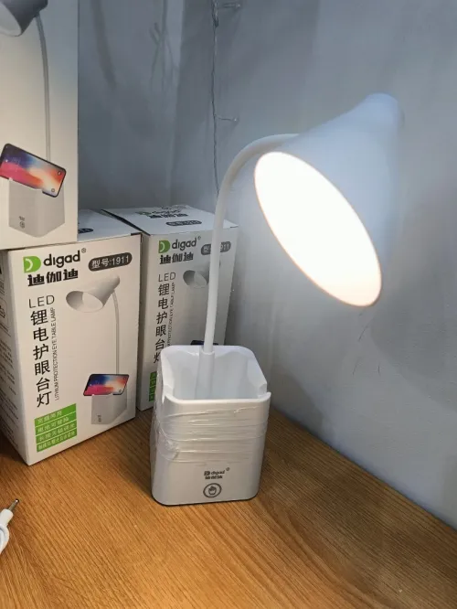Lampe de bureau rechargeable avec support smartphone et porte stylos