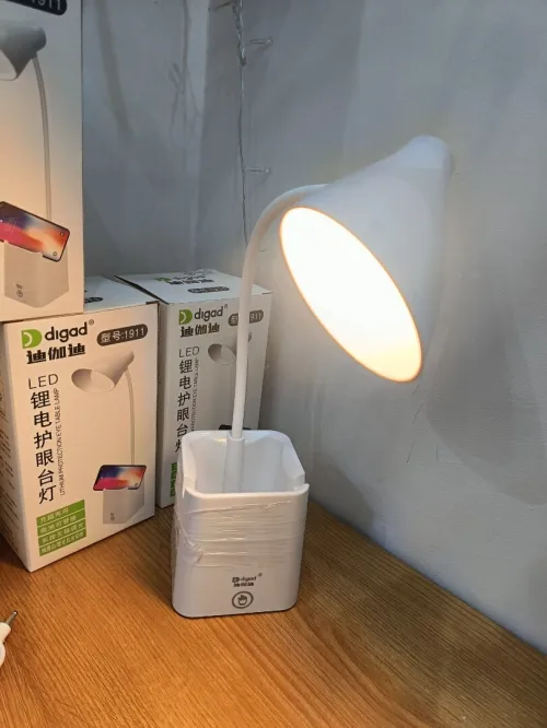 Lampe de bureau rechargeable avec support smartphone et porte stylos