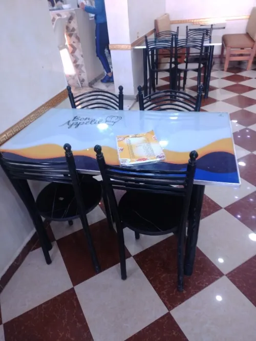 Vente équipement de restaurant  tables et chaises incluses