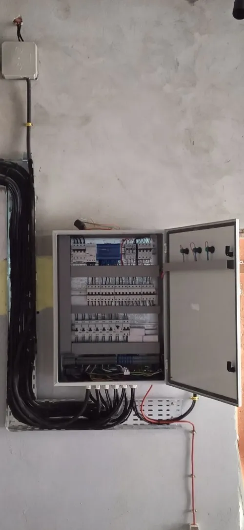 Installation électricité industrielle et cablage les armoires tirage de câble travail professionnel