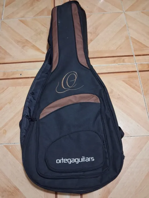 Guitare classic de marque " Ortega"