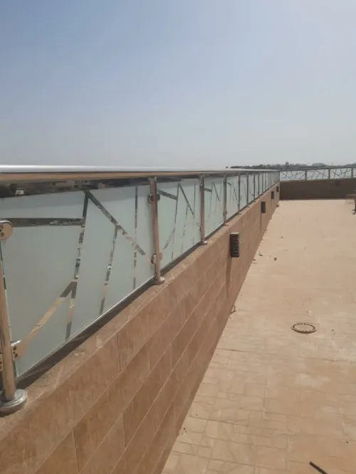  Rampe d'escalier en inox et garde corpe en verre trempé et cabine de douche en verre trempé 