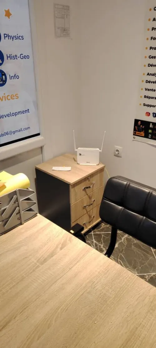 Bureaux, chaises et tables 