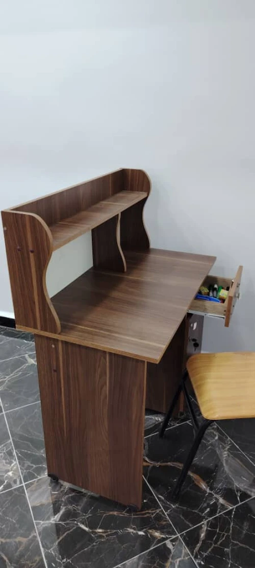 Bureaux, chaises et tables 