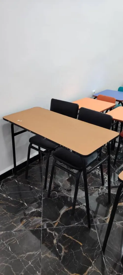 Bureaux, chaises et tables 