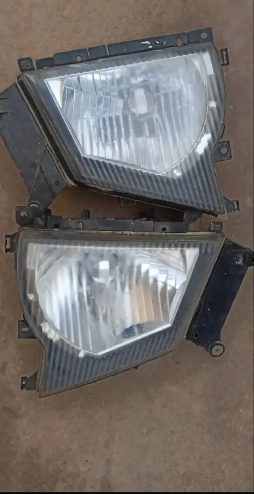 2 phares camion isuzu   faracha