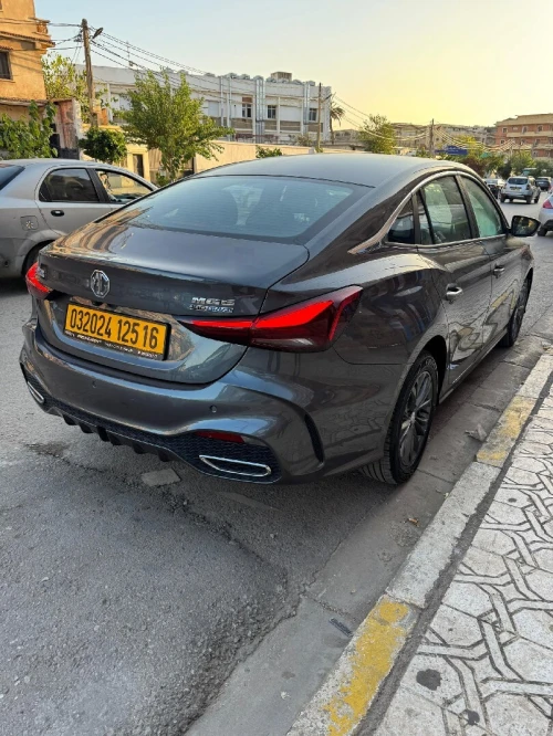 MG MG5 2025 Luxury – Toit ouvrant, boîte auto.