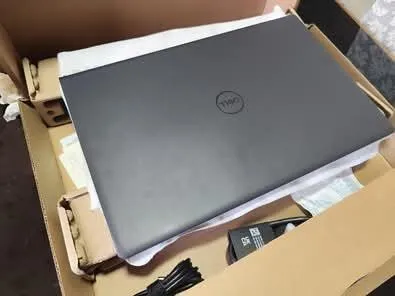 Dell Vostro 15 3530 i5 1334U 8GO 512GO SSD FHD brand new jamais utilisé