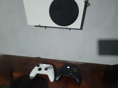 Xbox series with 2 controles whit edition and black edition